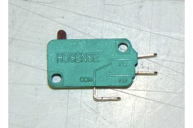 dvoupólový spínač